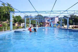 Piscine couverte, piscine extérieure