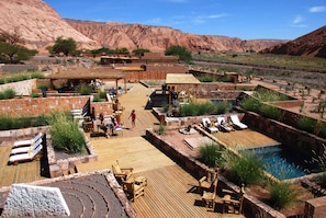 6 outdoor pools, pool loungers