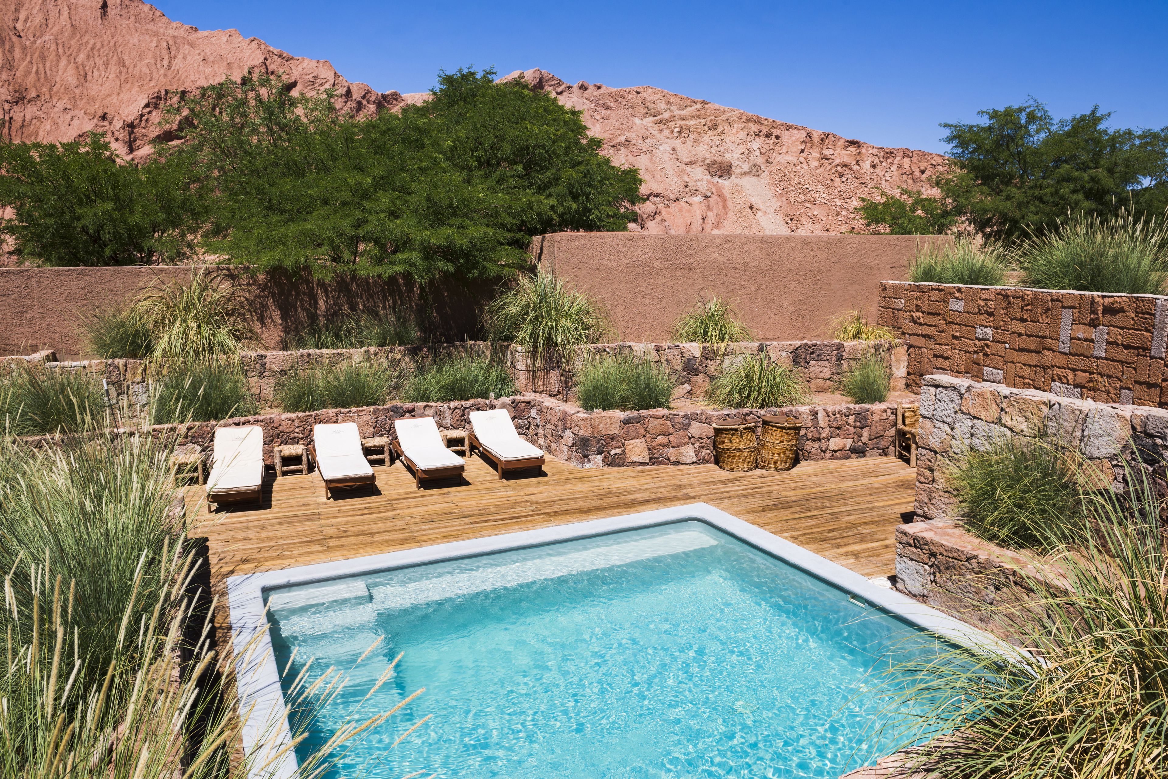 6 buitenzwembaden, ligstoelen bij het zwembad