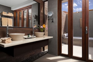 Shower, rainfall showerhead, free toiletries, hair dryer