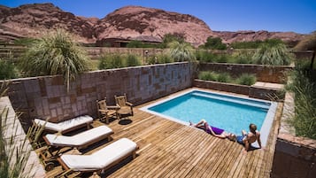 6 albercas al aire libre y camastros