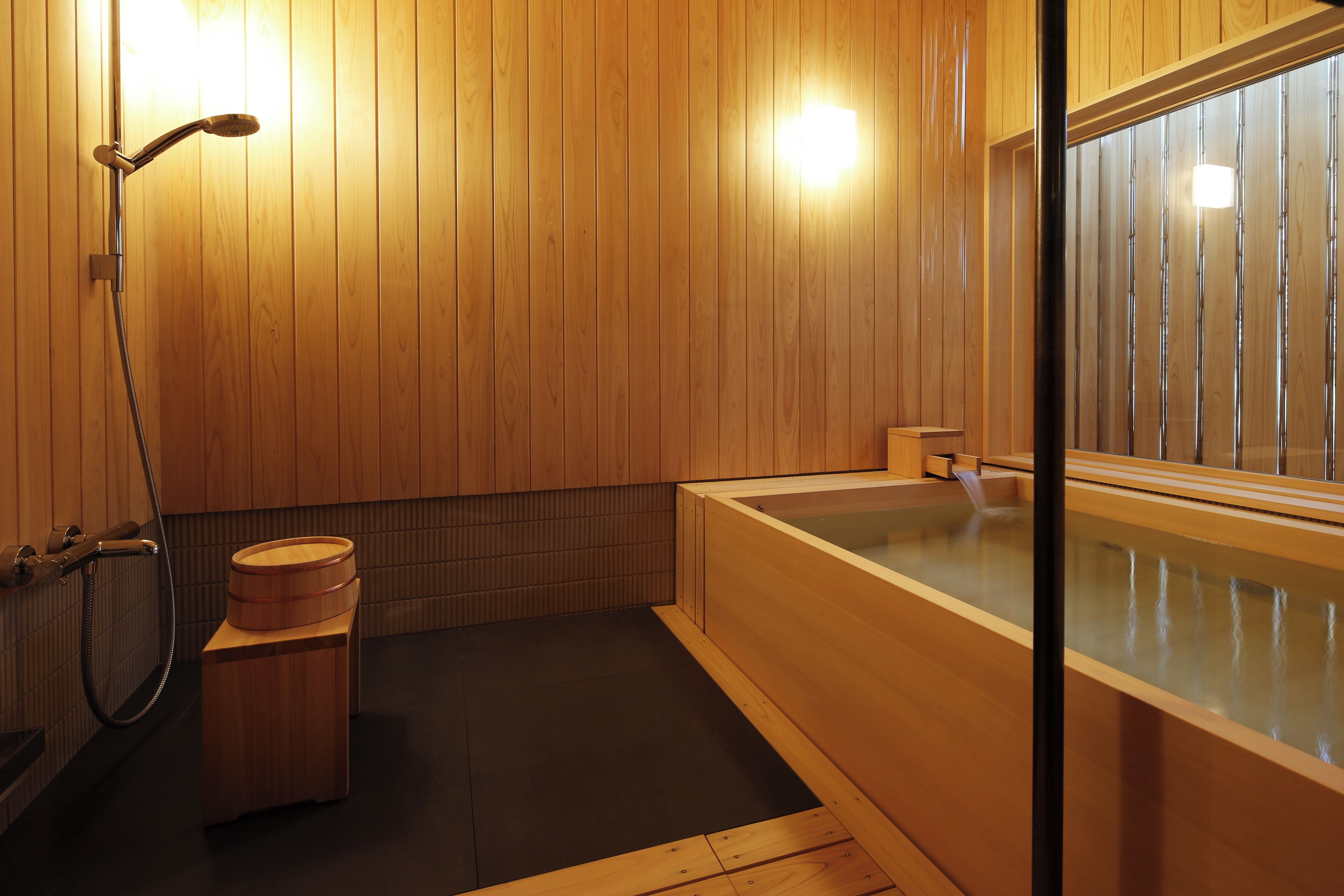 Un interior de madera con una bañera, ducha y retrete.