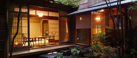 Traditional-Zimmer (Hatsune, with Outside Bathtub) | Terrasse/Patio