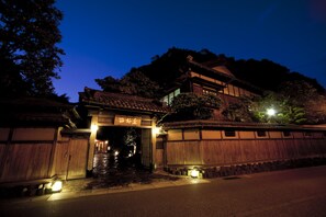 Exterior - Nishimuraya Honkan (Toyooka)