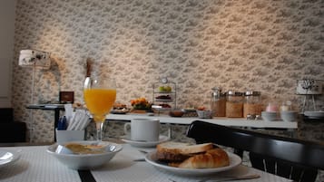 Free daily continental breakfast