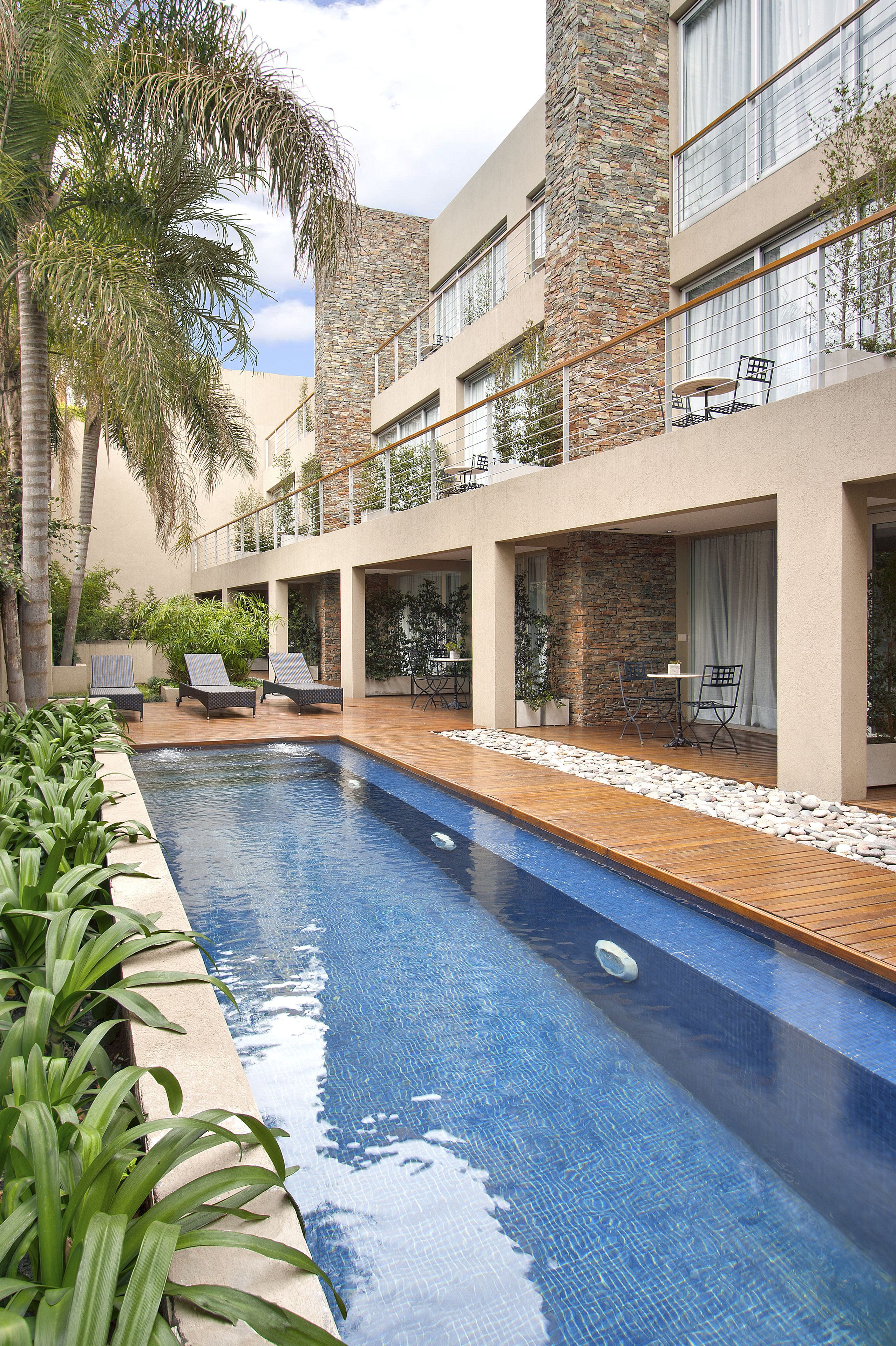 Udendørs pool, parasoller, liggestole