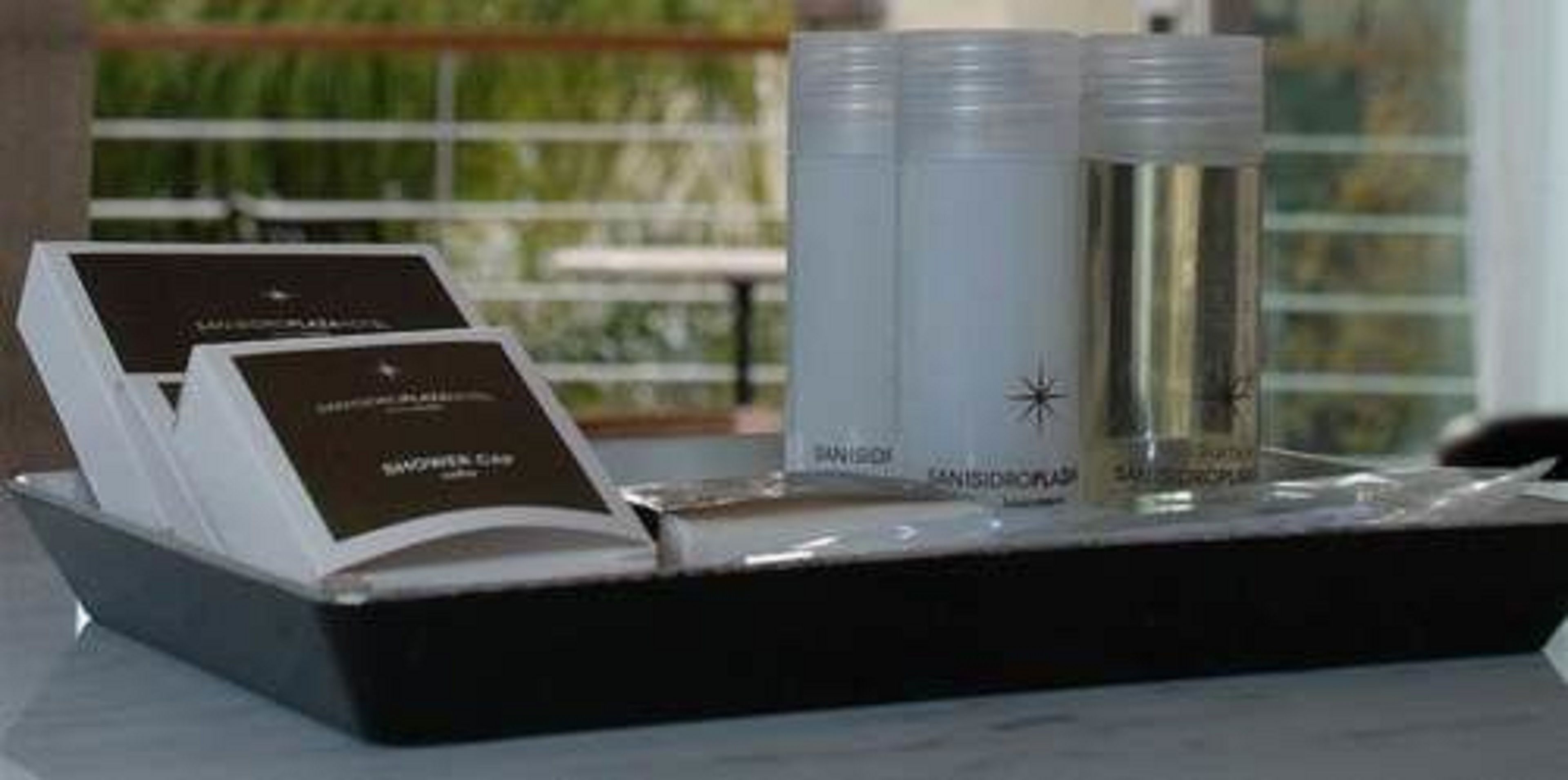 combined shower/bathtub, rainfall showerhead, free toiletries