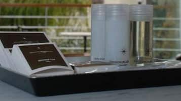 A tray with a card and two bottles labeled "SANIDROPA" and "SANIDROPA".
