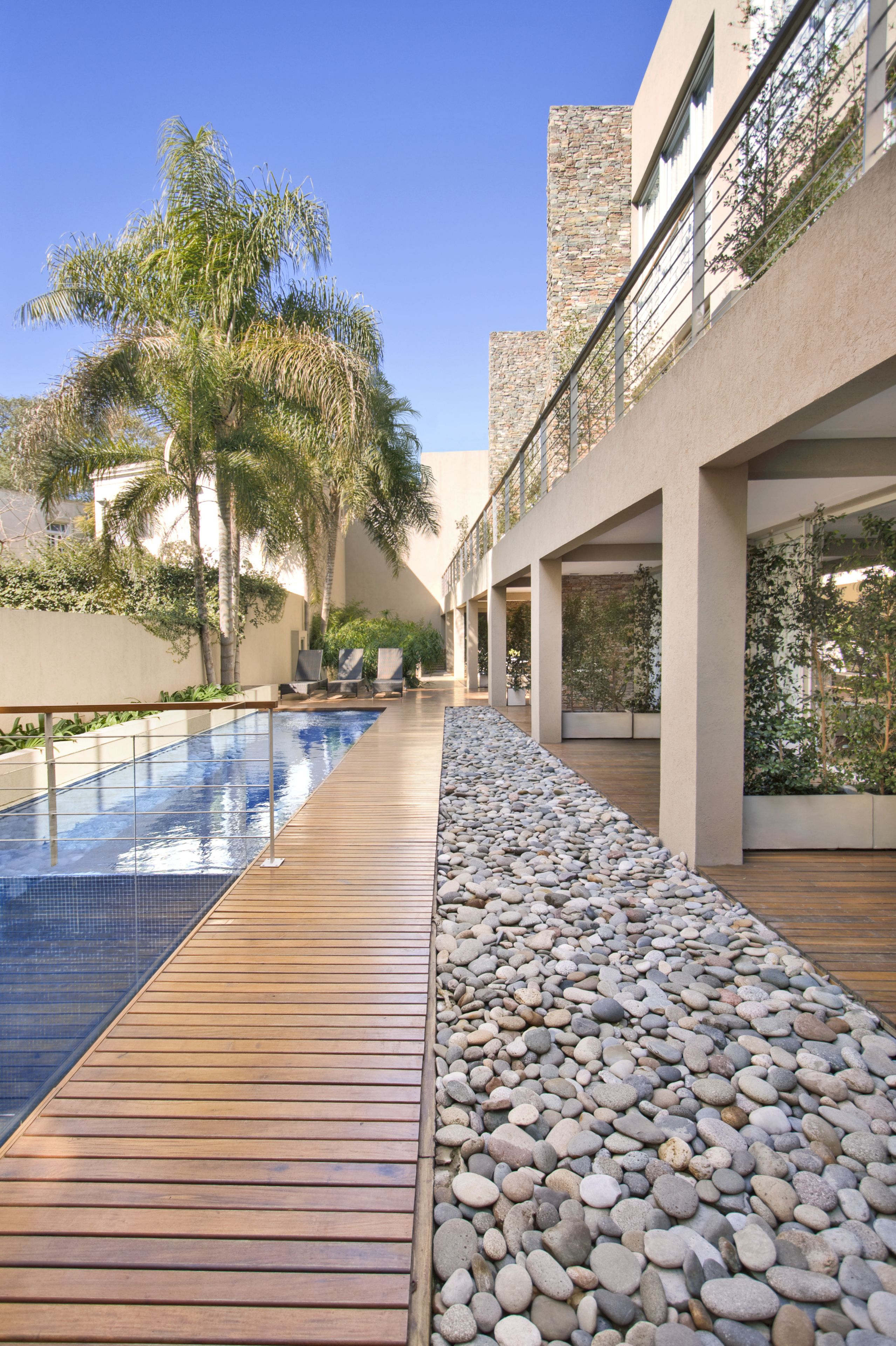 Alberca al aire libre, sombrillas en la alberca y camastros 