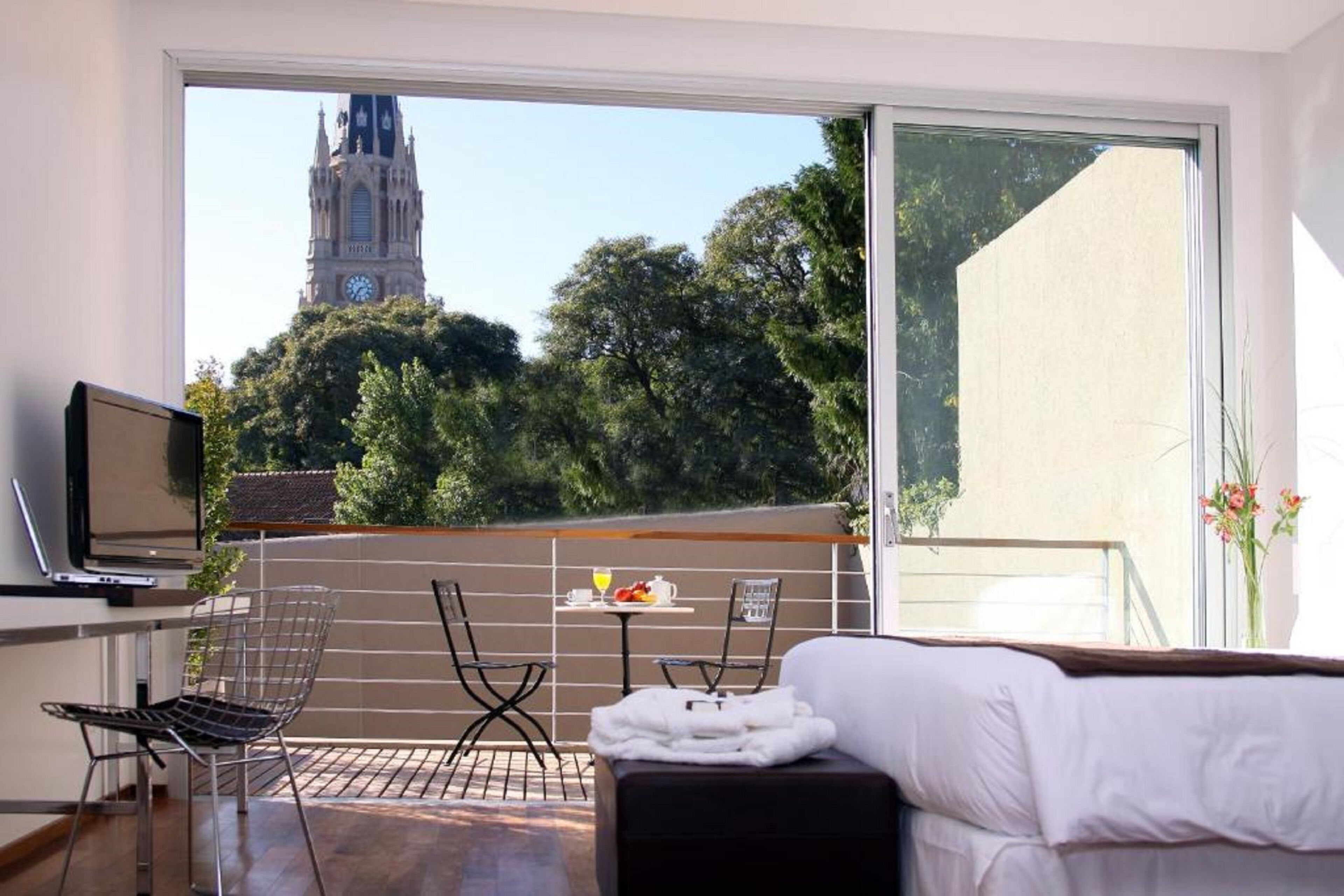 Habitación clásica con 1 cama matrimonial o 2 individuales, vista a la alberca | Vista del balcón