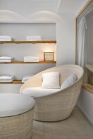 シャワー付き浴槽、レインフォールシャワー、バスアメニティ (無料)、ヘアドライヤー