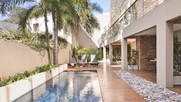 Hồ bơi ngoài trời, dù/ô trên bãi biển/hồ bơi, ghế dài tắm nắng