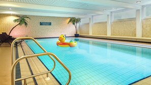 An indoor swimming pool with a depth of 165 cm, marked for swimmers, and equipped with sun loungers and inflatable toys. - GenoHotel Forsbach (Roesrath)
