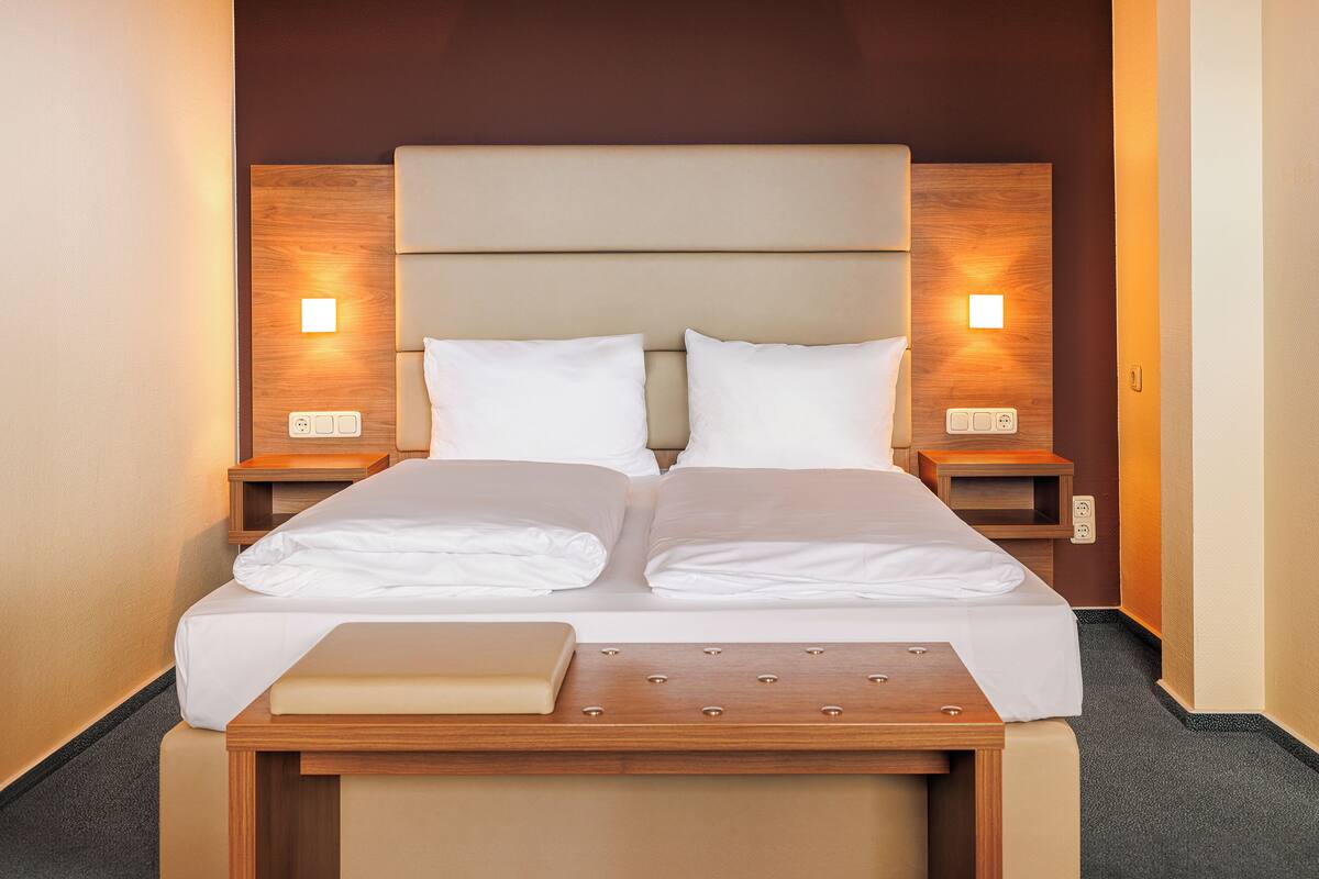 Habitación doble | Caja fuerte, escritorio, cortinas opacas y wifi gratis