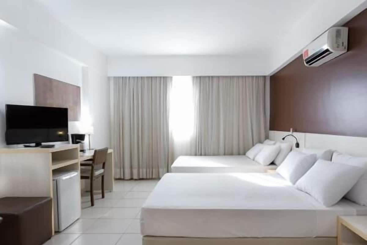 Minibar y caja de seguridad en la habitación