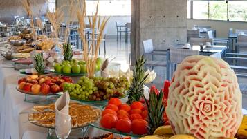 Lunch and dinner served, international cuisine