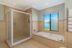 Habitación doble superior | Baño | Tina y regadera independientes y amenidades de baño gratuitas 