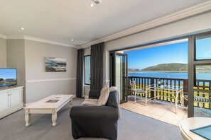 Dobbeltrom | Oppholdsområde | En 43-tommers TV med digitale kanaler samt Netflix og strømmetjenester