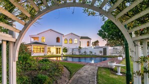 A large house with a swimming pool, a garden, and a pergola. - St James of Knysna (Knysna)