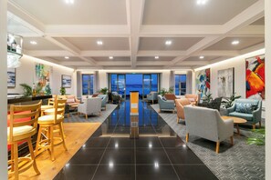 Serveert ontbijt, lunch en diner