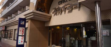 A hotel entrance with a sign indicating it is a hotel.