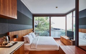 Minibar, in-room safe, individually decorated, individually furnished - LUXX Langsuan Hotel (Bangkok)