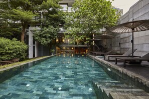 Outdoor pool - LUXX Langsuan Hotel (Bangkok)