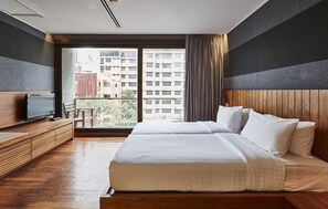 Minibar, in-room safe, individually decorated, individually furnished - LUXX Langsuan Hotel (Bangkok)