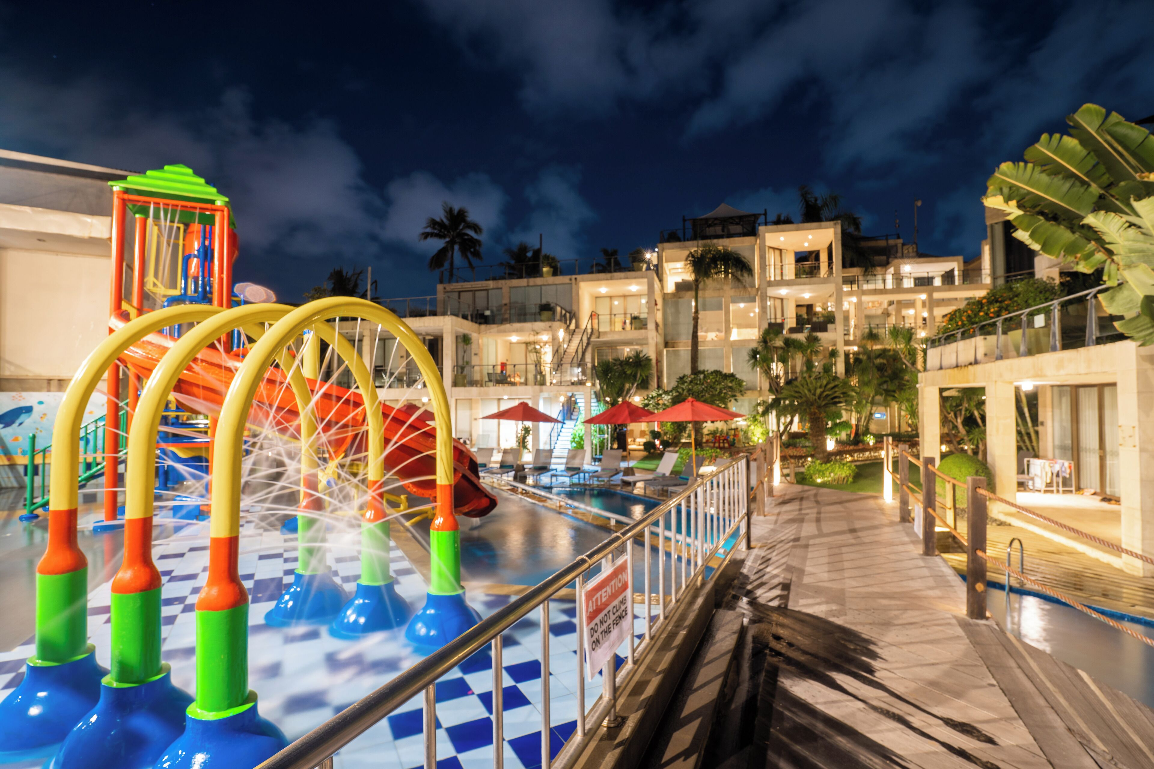 室外游泳池，提供泳池遮陽傘和日光浴躺椅