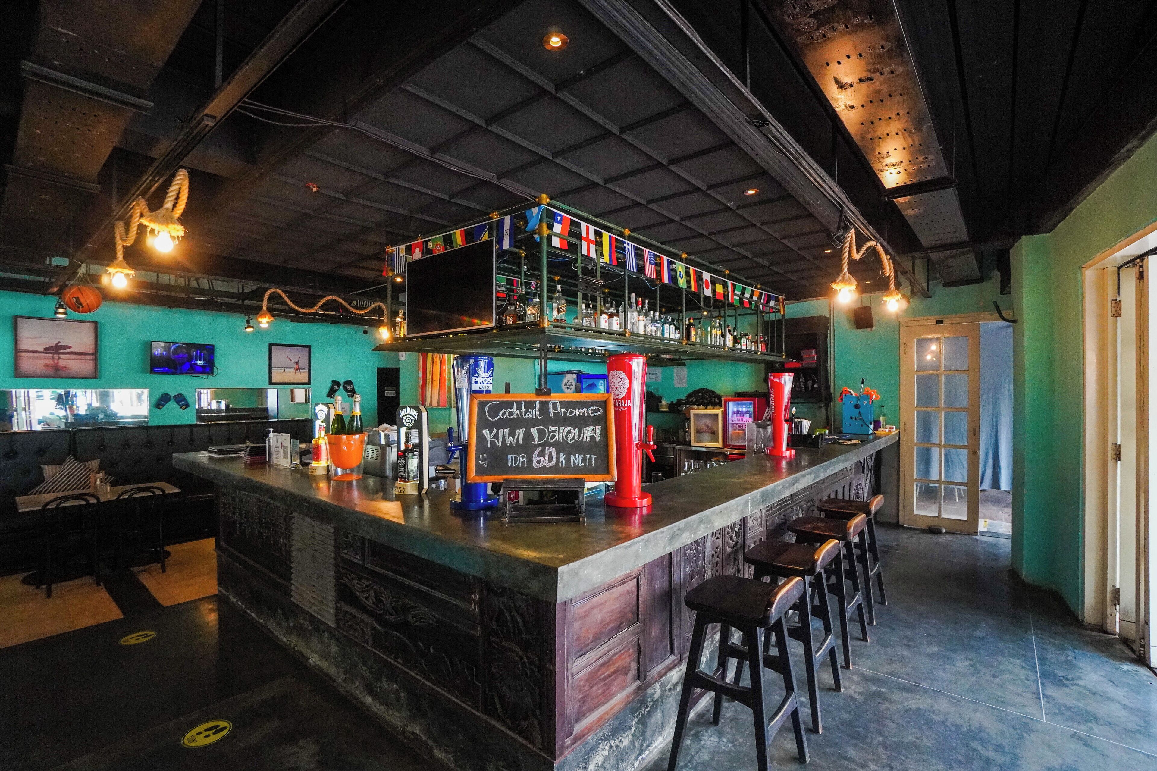 serves lunch and dinner