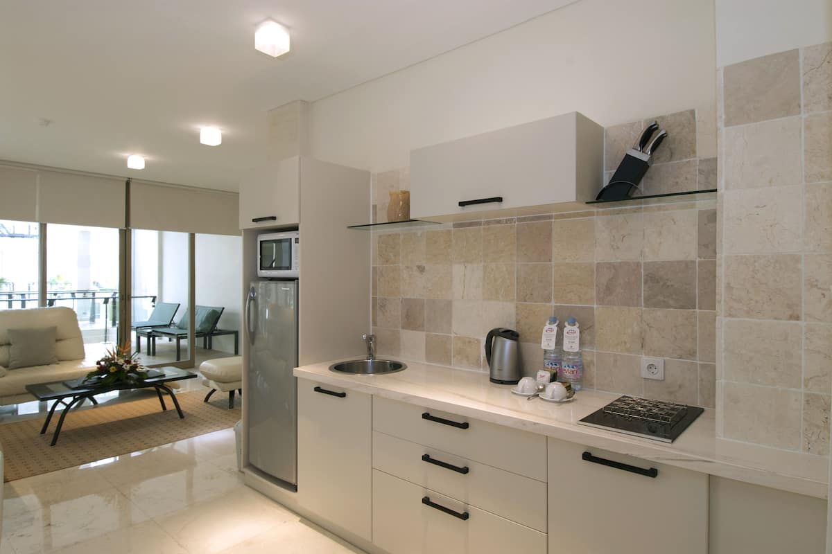 fridge, coffee/tea maker