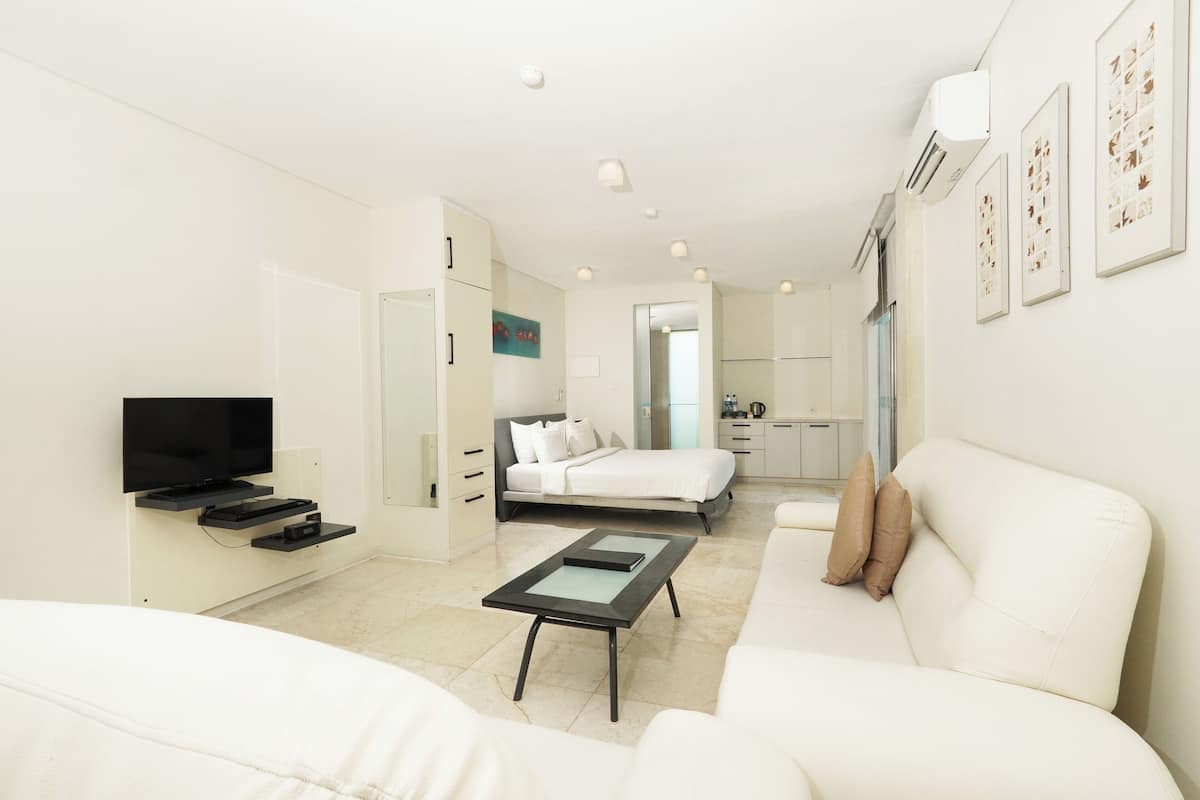 studio | 3 bedrooms, minibar, in-room safe, desk