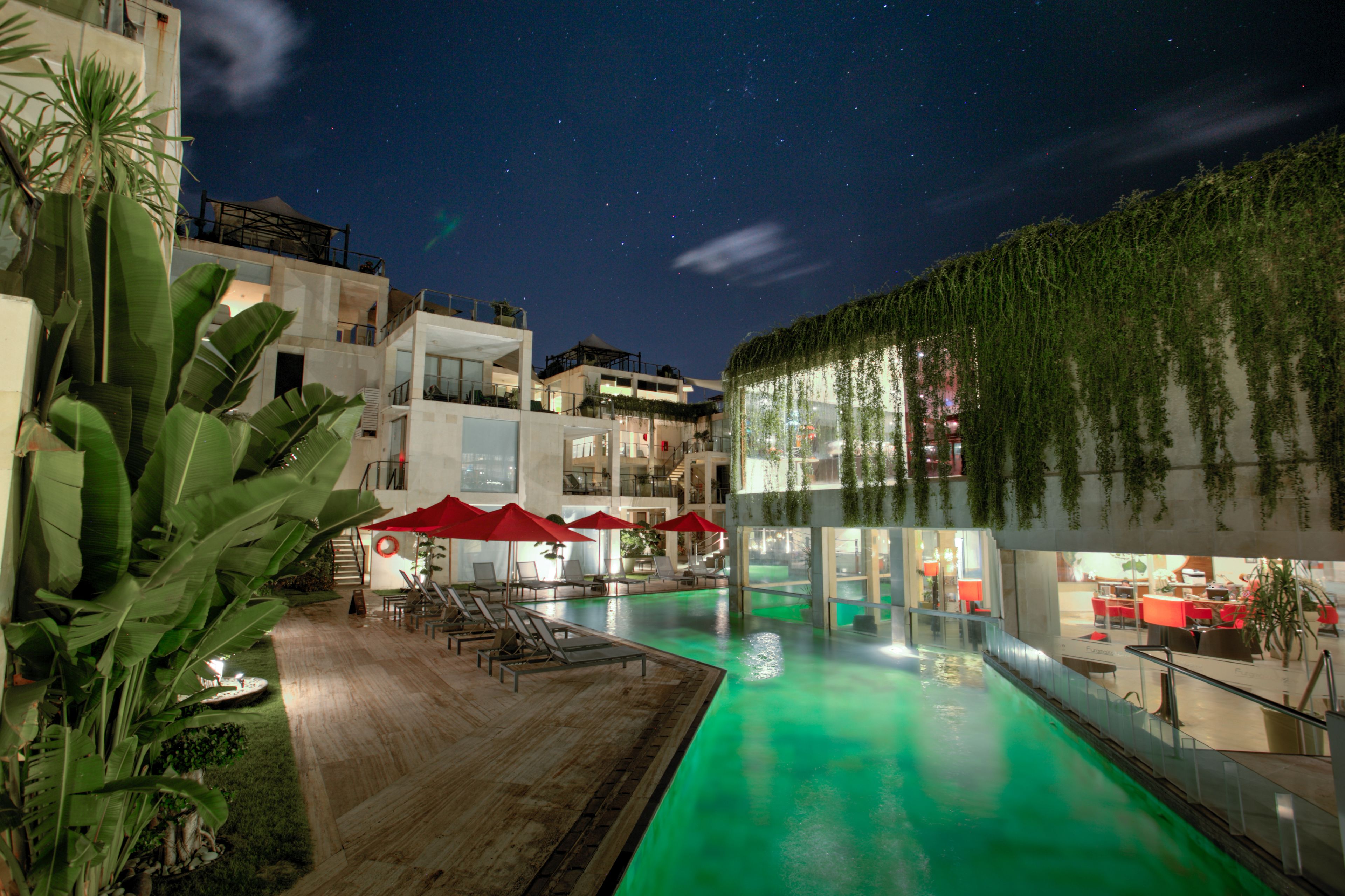 Utendørsbasseng, bassengparasoller og solsenger