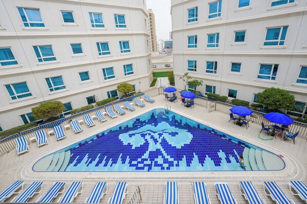 Seasonal outdoor pool - Al Bustan Residence Hotel Apartments (Dubai)