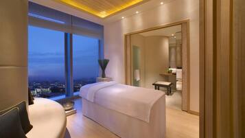 Behandlingsrum för par, bubbelpool, ångbastu och kroppsbehandlingar