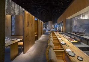 2 restaurantes; se sirve almuerzo y cena
