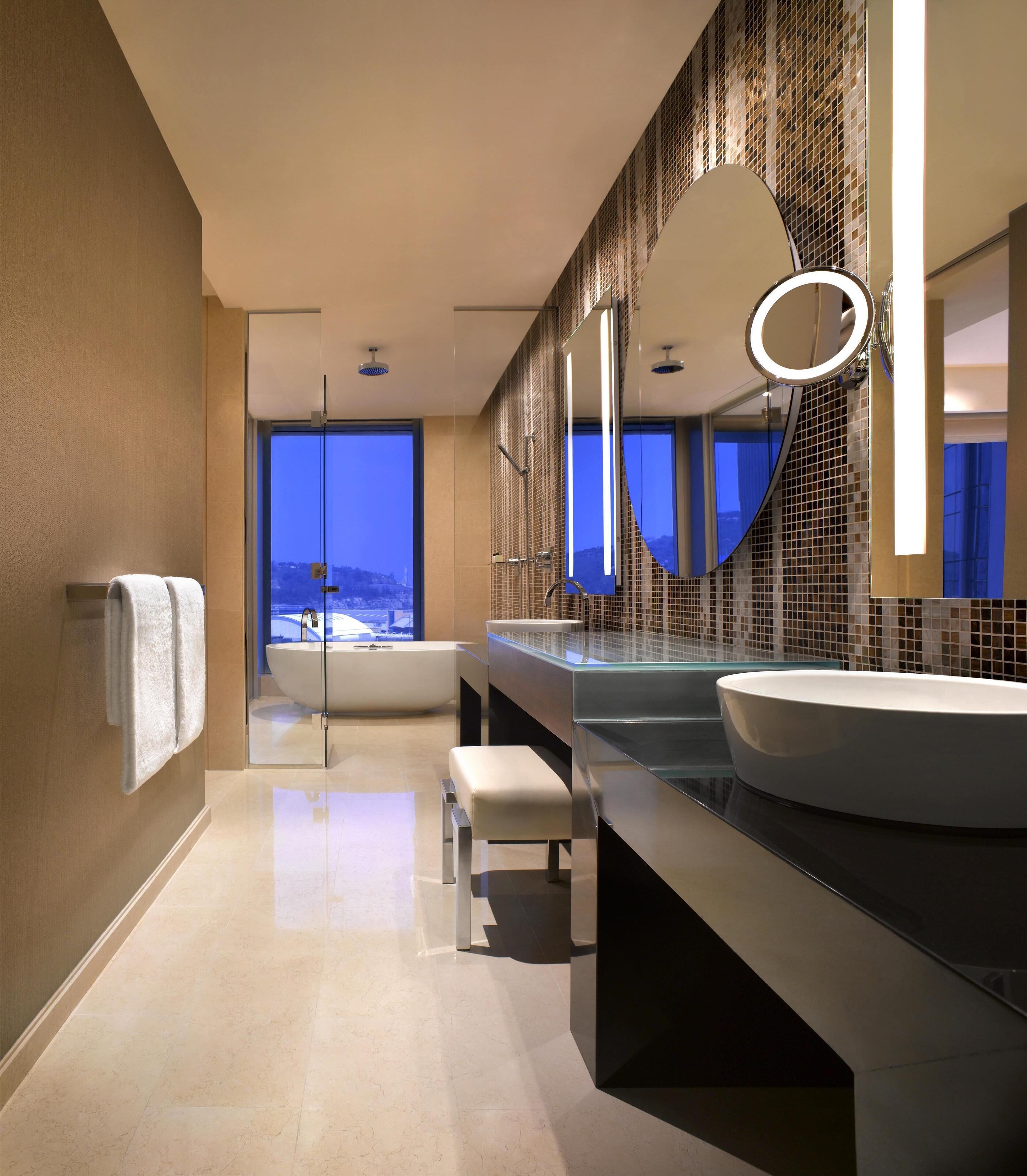 combined shower/bathtub, rainfall showerhead, free toiletries