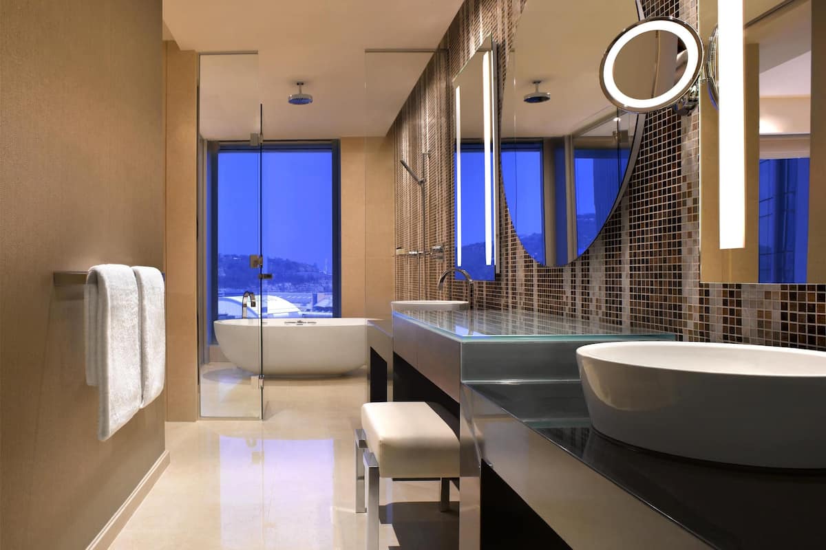 combined shower/bathtub, rainfall showerhead, free toiletries