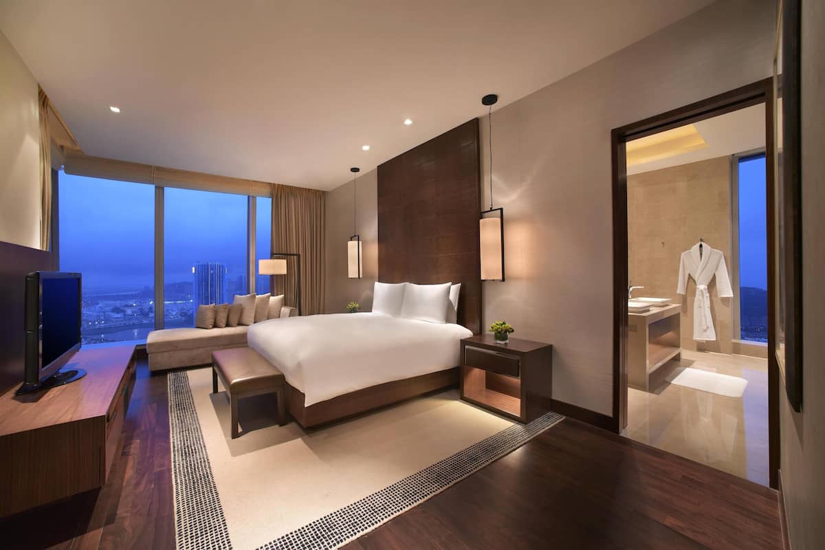 1 bedroom, hypo-allergenic bedding, minibar, in-room safe