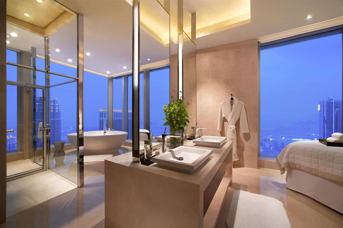 combined shower/bathtub, rainfall showerhead, free toiletries