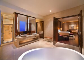 Combined shower/tub, rainfall showerhead, free toiletries, hair dryer - Grand Hyatt Macau (Cotai)