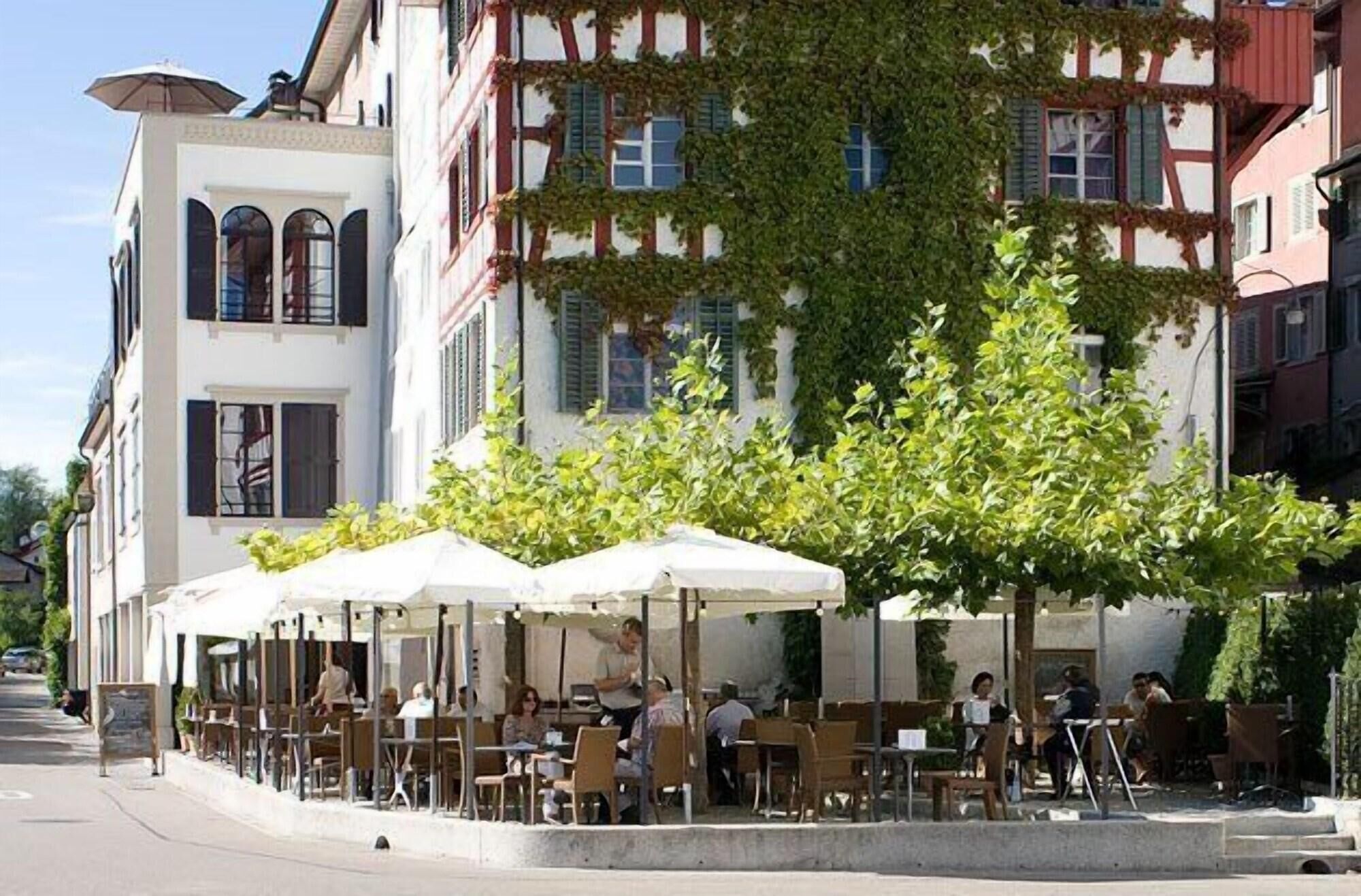 2 restaurants, lunch, dinner served; Regional cuisine