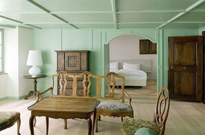 Caja de seguridad en la habitación, escritorio y cunas gratuitas 