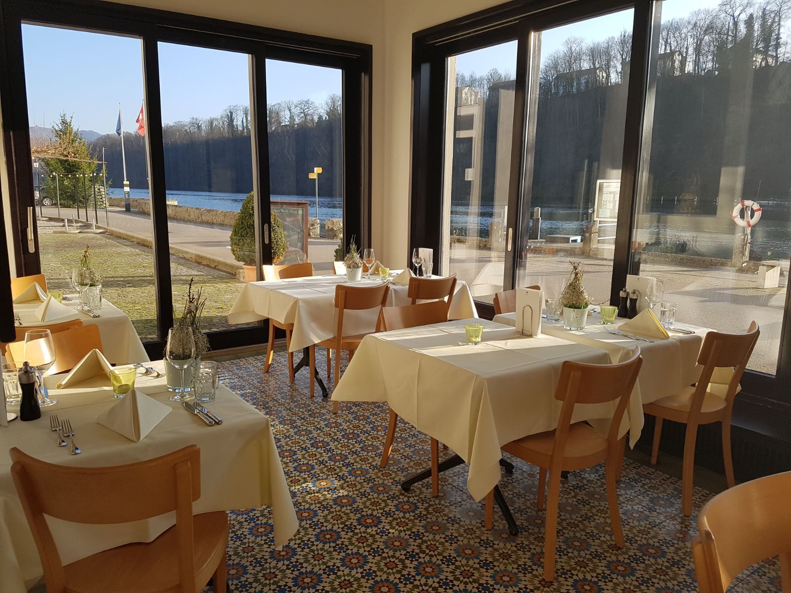 2 restaurants, lunch, dinner served; regional cuisine