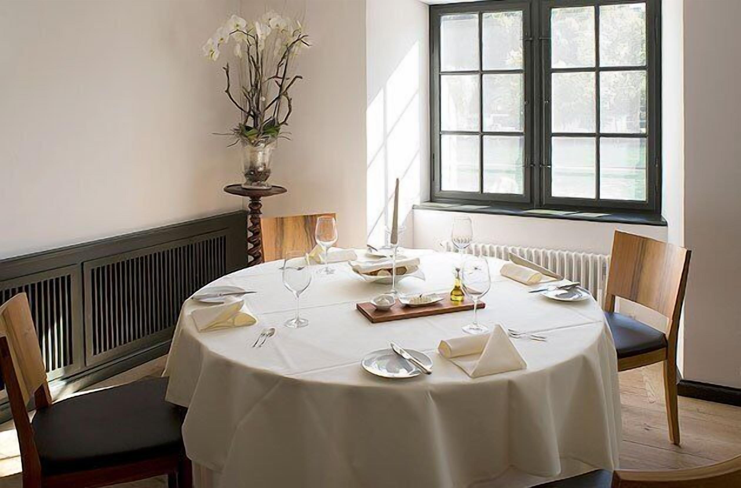 2 restaurants, lunch, dinner served; regional cuisine