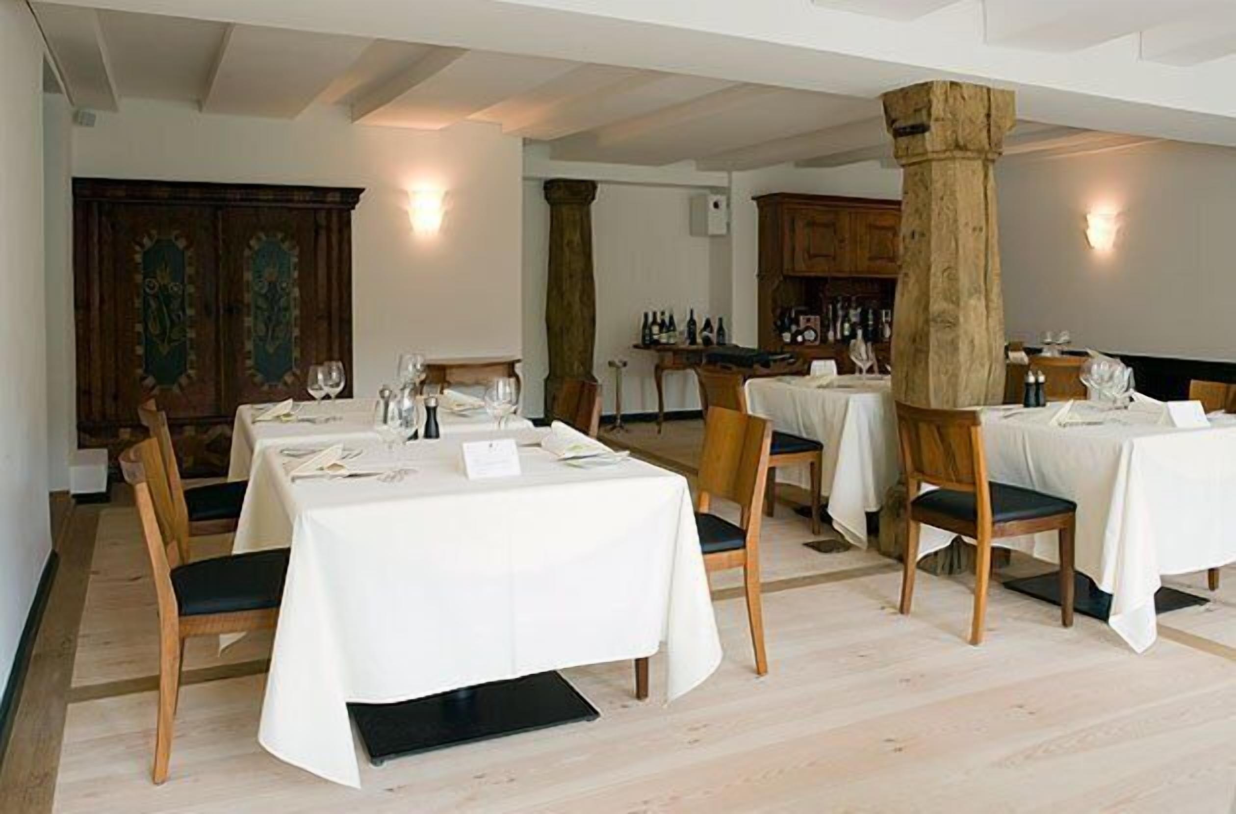 2 restaurants, lunch, dinner served; regional cuisine