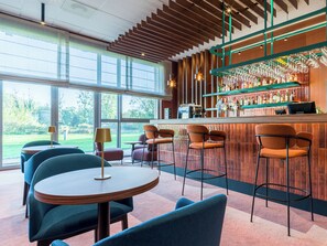 Een bar met zitplaatsen en uitzicht op het landschap.