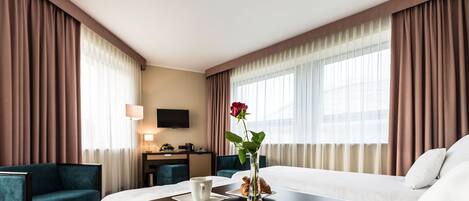 Safe på rommet, skrivebord og strykejern/-brett