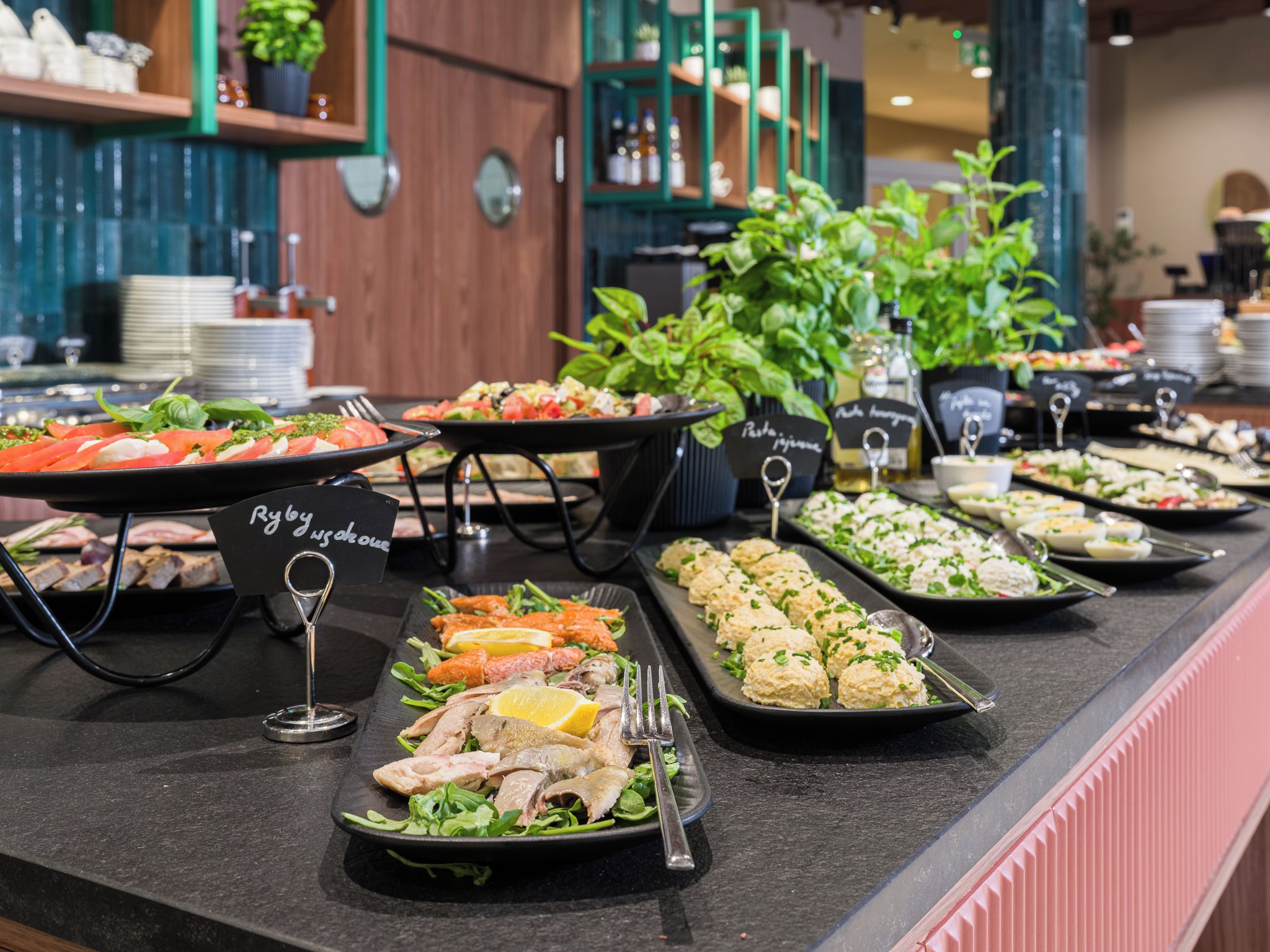 Un buffet proposant une variété de plats, notamment des salades, de la viande et des fruits de mer.