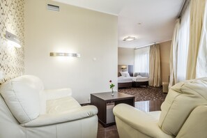 Caja de seguridad en la habitación y escritorio 